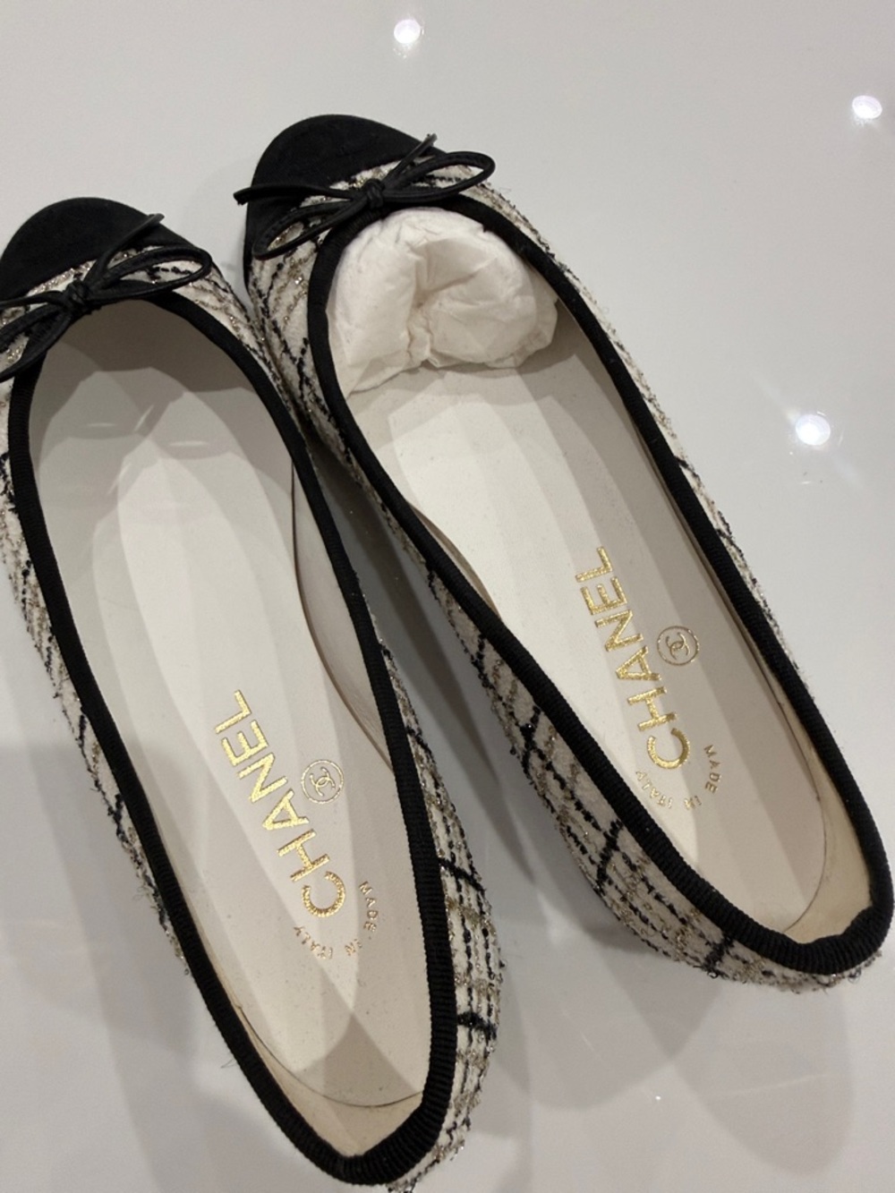 CHANEL Black and White Tweed Cap-Toe Ballet Flats. Size 37 never worn. - Picture 2 of 4